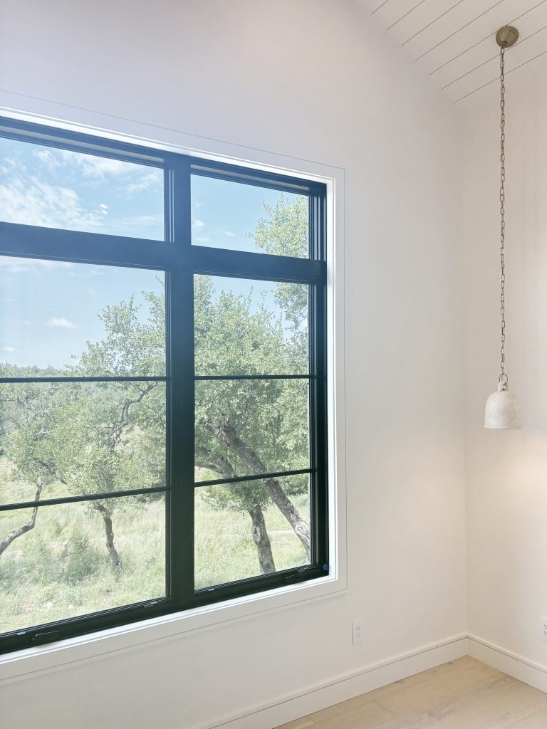 Corner with large window and hanging lamp